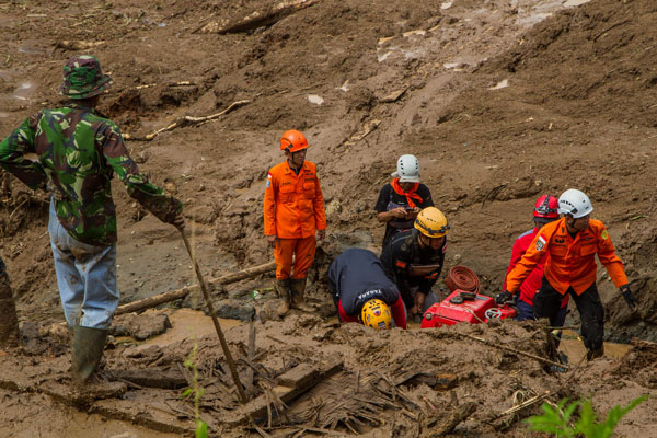 搜救人员3月25日在芝蓬科尔土崩灾区搜寻失踪民众。（欧新社）