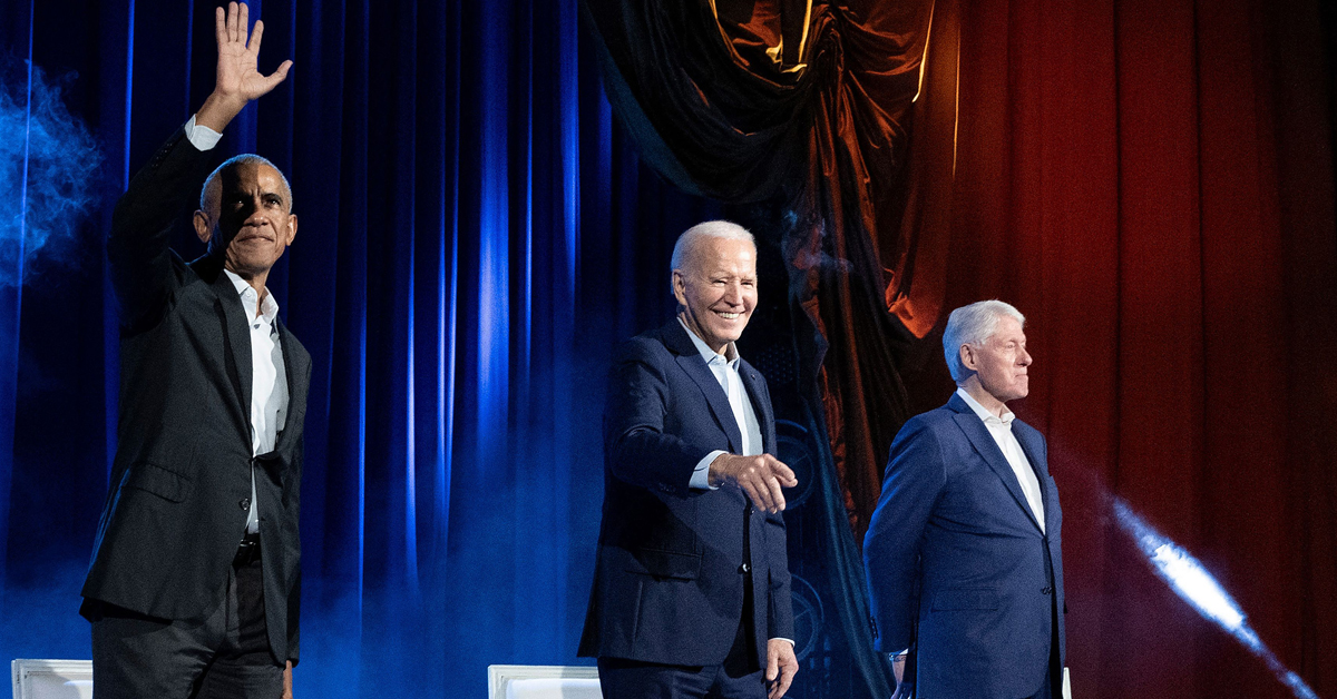 美国前总统奥巴马（从左到右）、美国总统拜登和美国前总统克林顿，周四联手出席在纽约市无线电城音乐厅举行的竞选筹款活动。（法新社）
