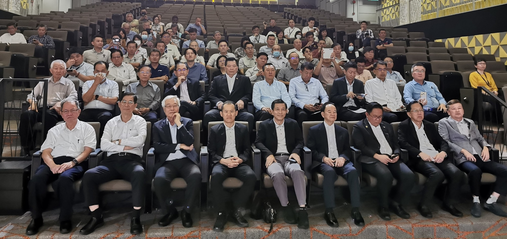 来自全国各州董联会、独中代表及马来西亚社会企业基金领导人，踊跃出席“谢师恩计划“启动仪式。
