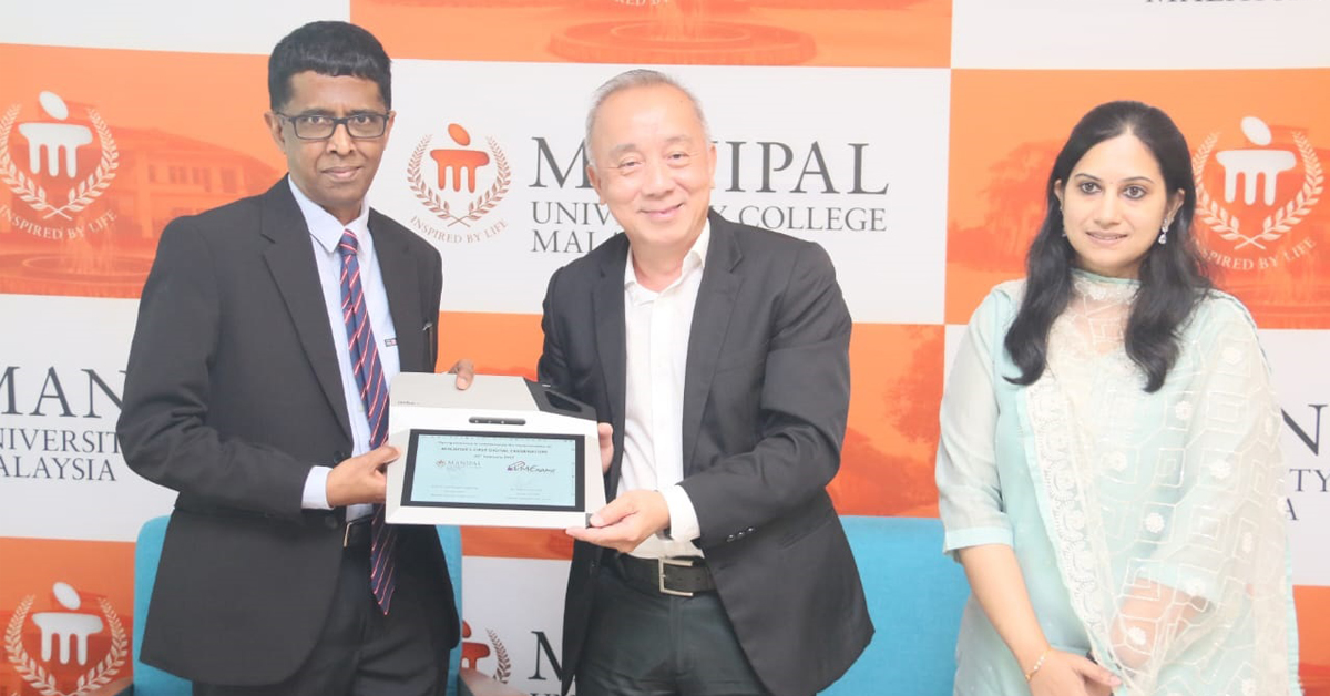 大马Manipal学院大学成为我国第一所全面实施无纸张电子化考试的教育机构。左起为斯里堪特、纪平光和考试部董事索米亚教授。