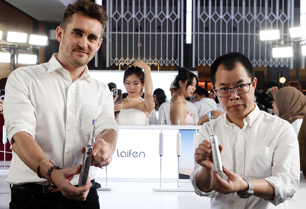 徕芬宣传总监利亚姆（左）和徕芬创办人叶洪新展示徕芬扫振电动牙刷。
