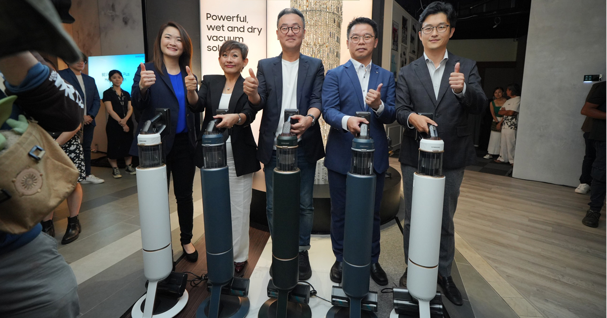 陈琳蕙（左起）、苏玉玲、金大铉、陈国麟和金益贤为三星BESPOKE Jet Plus无线直立式吸尘机主持推介。