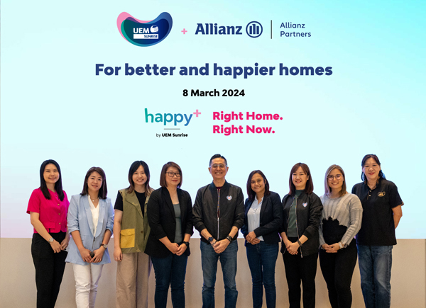 黄坤景（左5起）、Allianz Partners总营销长阿奴拉塔，在Kiara Bay房产销售廊与双方团队代表合影。