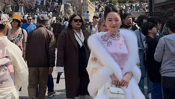 中国服装设计师去日本旅游，特意换上手工旗袍。