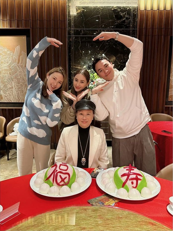 何超莲姐弟三人为了母亲陈婉珍的70岁生日合体。