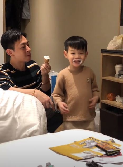 梁竞徽晒出儿子吃冰淇淋的可爱模样。
