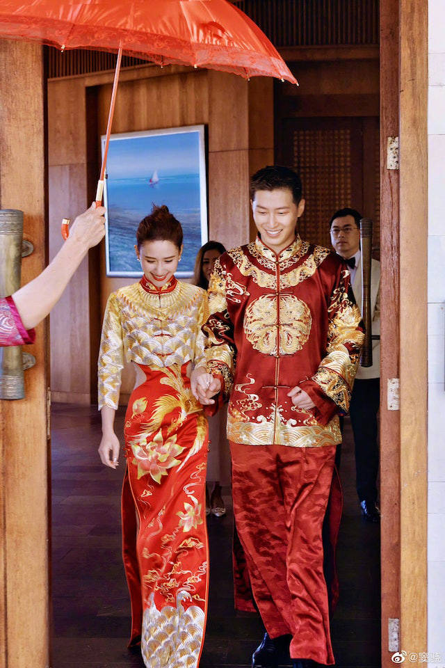  何超莲与窦骁2023年4月于峇厘岛举行了梦幻世纪婚礼。
