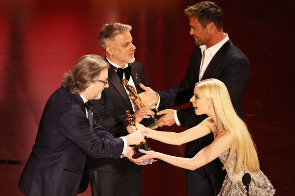 《苍鹭与少年》夺奥斯卡最佳动画片，由颁奖人克里斯汉斯沃和安雅泰勒乔伊代为领奖。