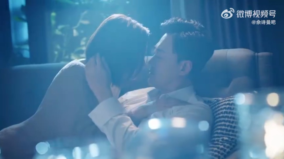 佘诗曼和林峰在沙发激吻。