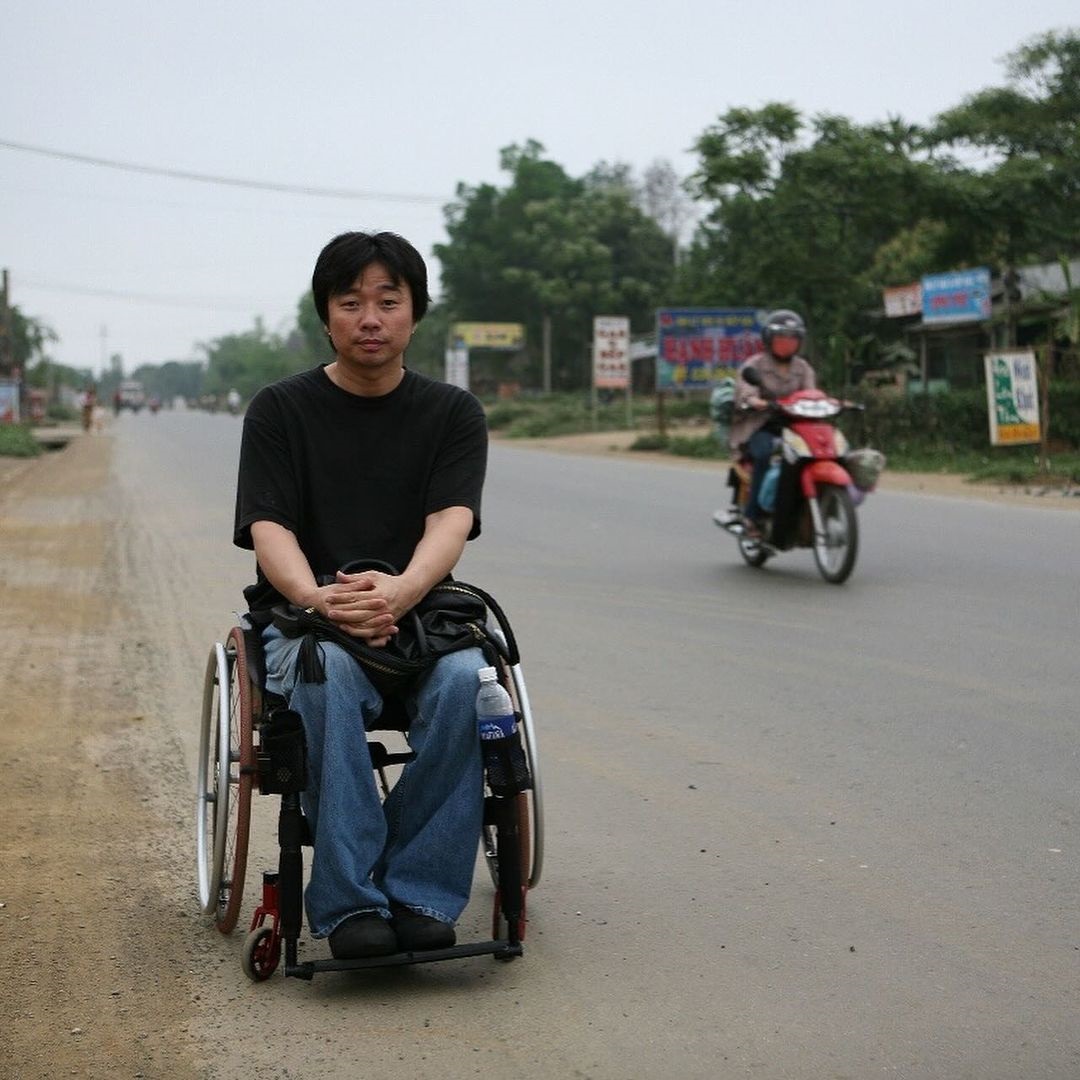 姜元来当年因为车祸瘫痪坐轮椅。