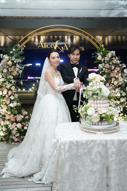陈炜与医生老公陈国强于2022年9月26日结婚。
