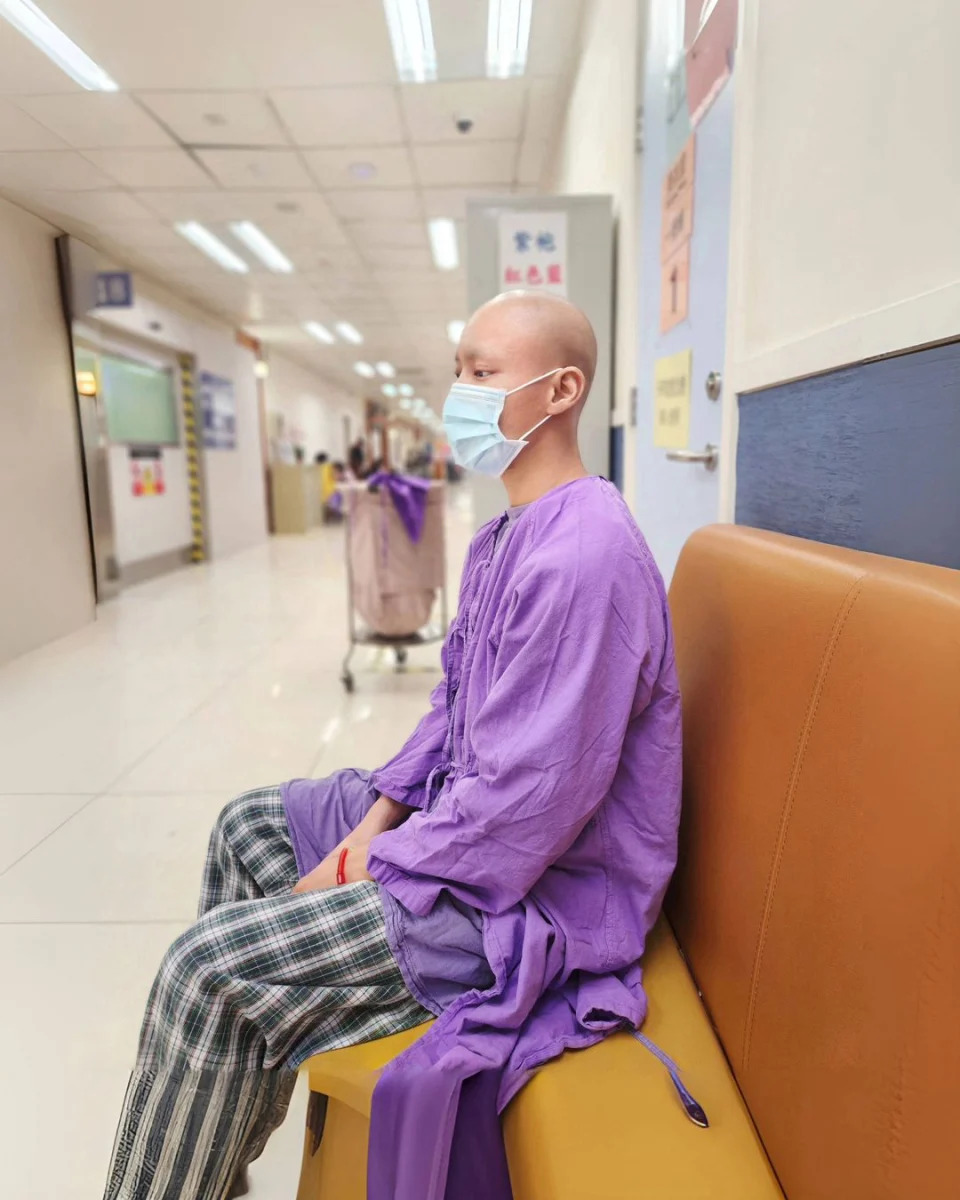 文颂男贴出穿着病服坐在医院内的照片。