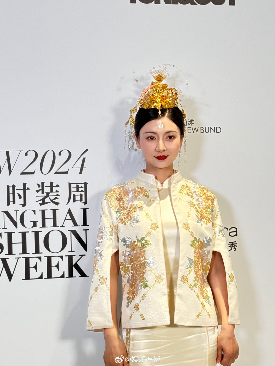 斓曦身穿复古套装出席上海时装周。