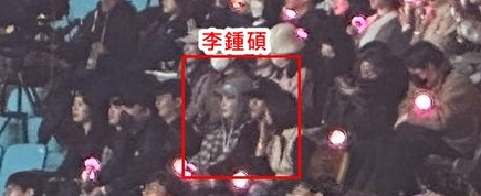 李钟硕被发现穿着格子衬衫且手握IU应援手灯，坐在台下专心看表演。(图取自Ettoday星光云）