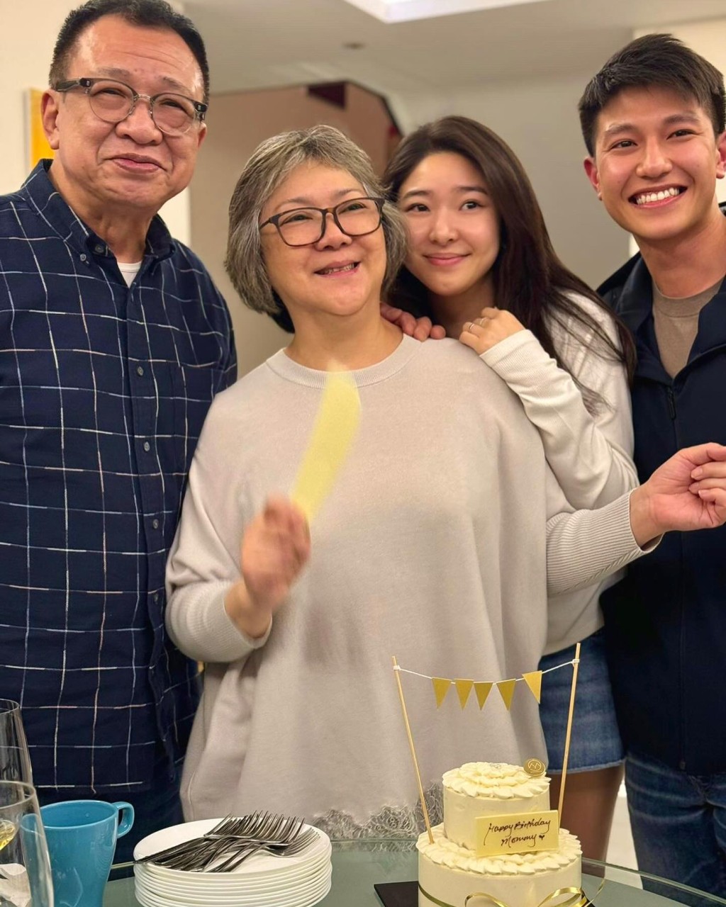 许惠菁带着老公为妈妈庆祝生日。