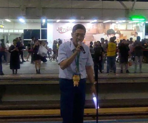 歌神站长林忠明在高捷月台唱五月天的歌。（图取自自由时报）
