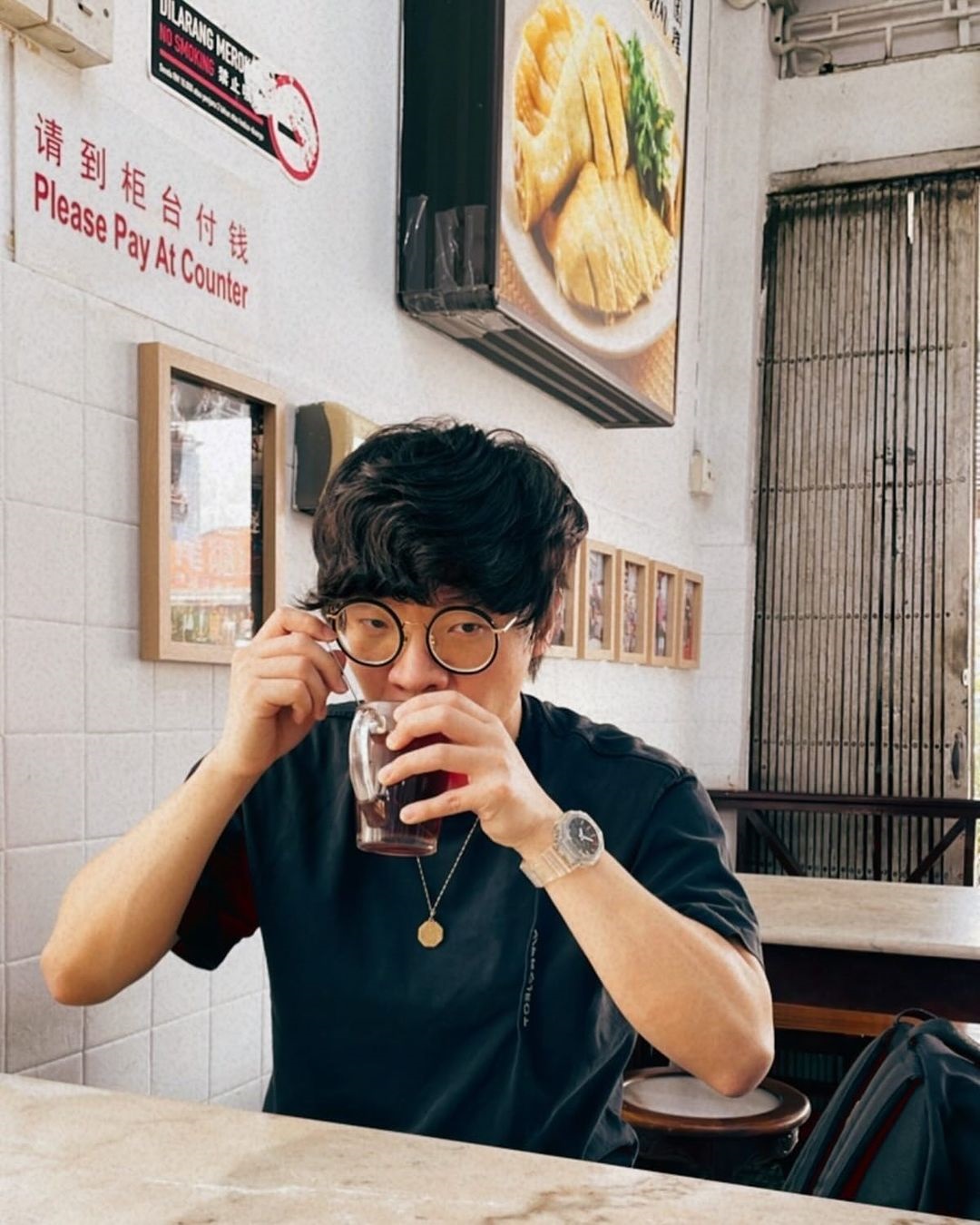 卢广仲也晒出一张正在喝饮料的照片。