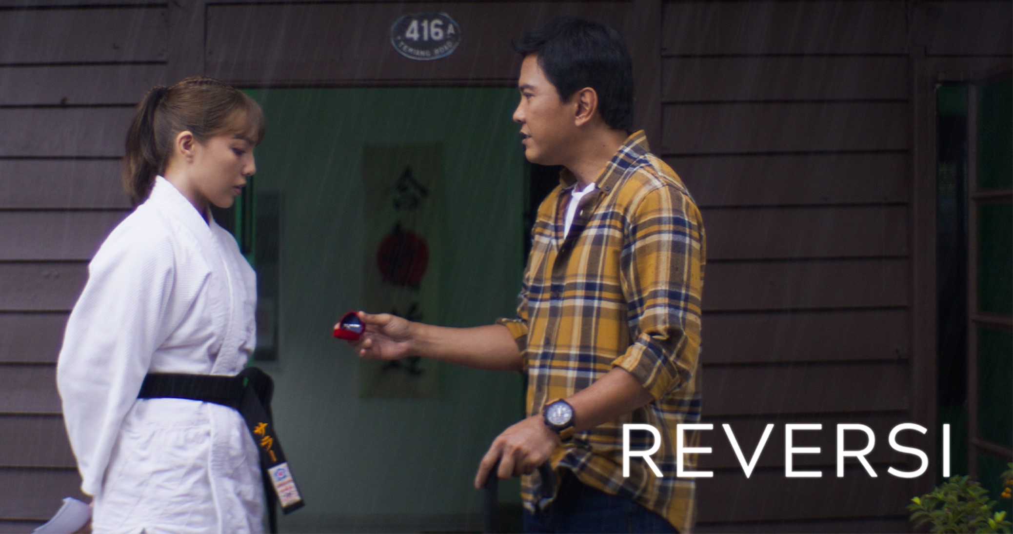 《REVERSI》是一个探讨爱与失去的故事。