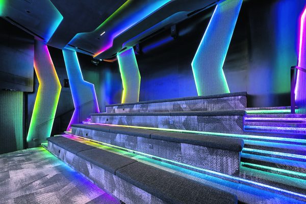 剧院室内RGB三原色变色灯光，带来潮流气氛。