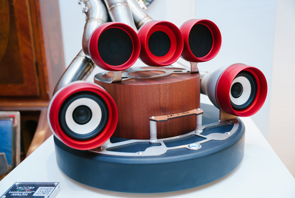 iXOOST创办人Giovanni和Matteo Panini谈及所生产的豪华BT扬声器，所选用的材料品质和技术，融合出与其美学完美和谐的听觉体验。若是自称资深车迷，iXoost不但赋予听觉冲击，视觉上也同样震撼。