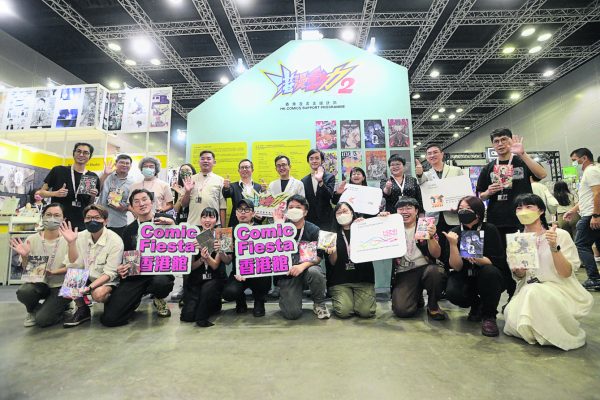 温绍伦（后排右二）和马荣成（右六）率领十二位香港漫画家来马参加动漫展Comic Fiesta。