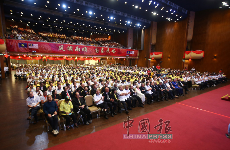 约有近2000名党员、元老等等，出席马华75周年党庆。