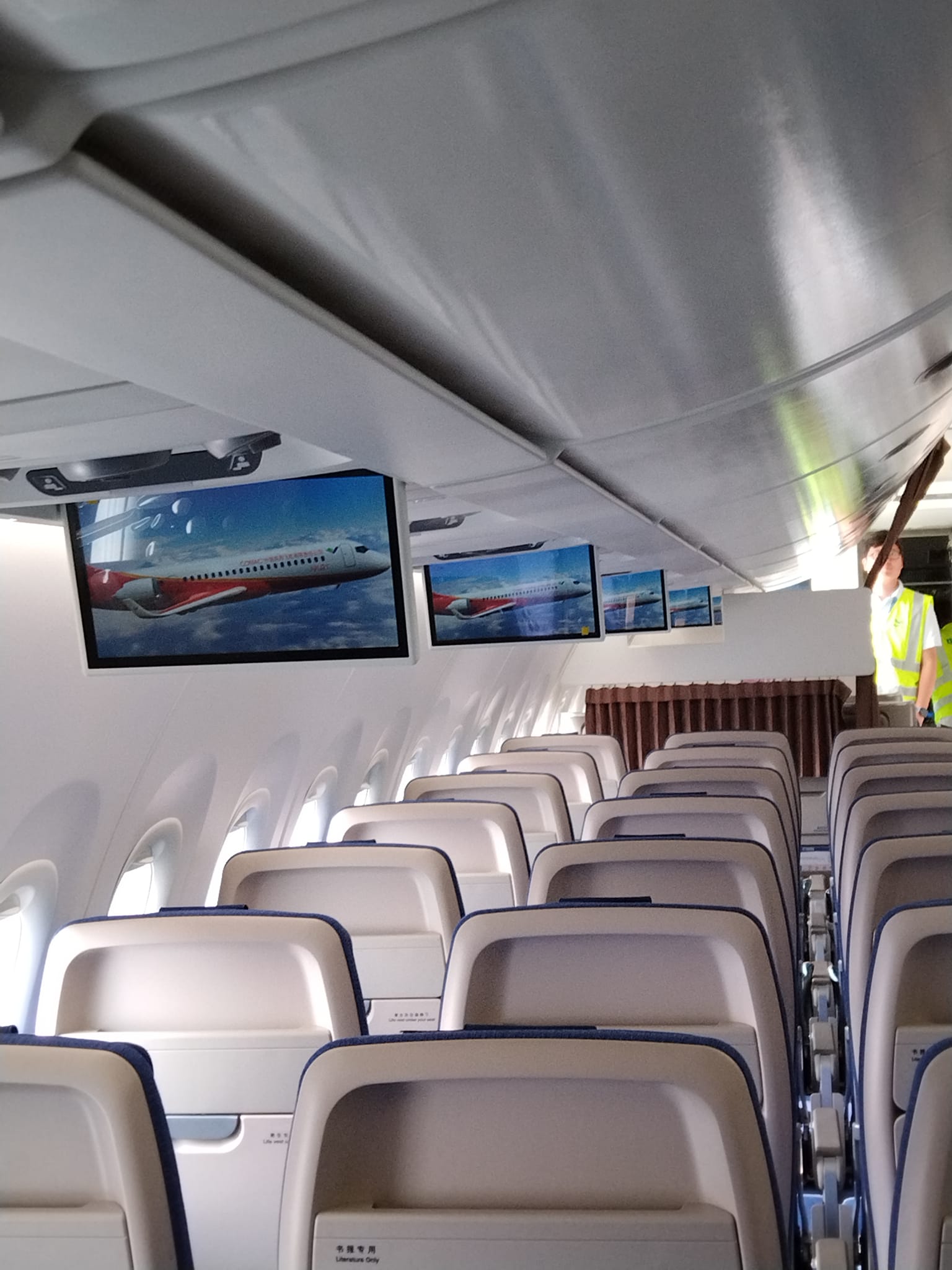 中国商飞快线ARJ-21客机 首次在马进行演示飞行