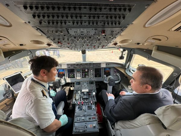 陆兆福(右)在ARJ-21的驾驶舱内,聆听机长的解说。