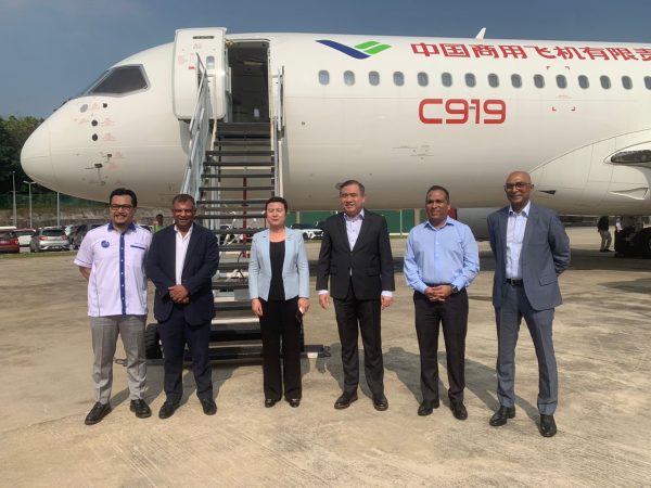 陆兆福(左4)亲自到来参观C919;左2为亚航创办人丹斯里东尼费南德斯。