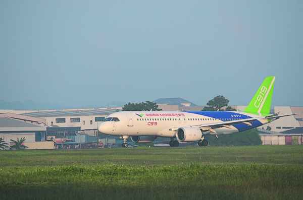 3月14日，C919客机在梳邦机场跑道，准备升空返国。(摄影：邱仁杰)
