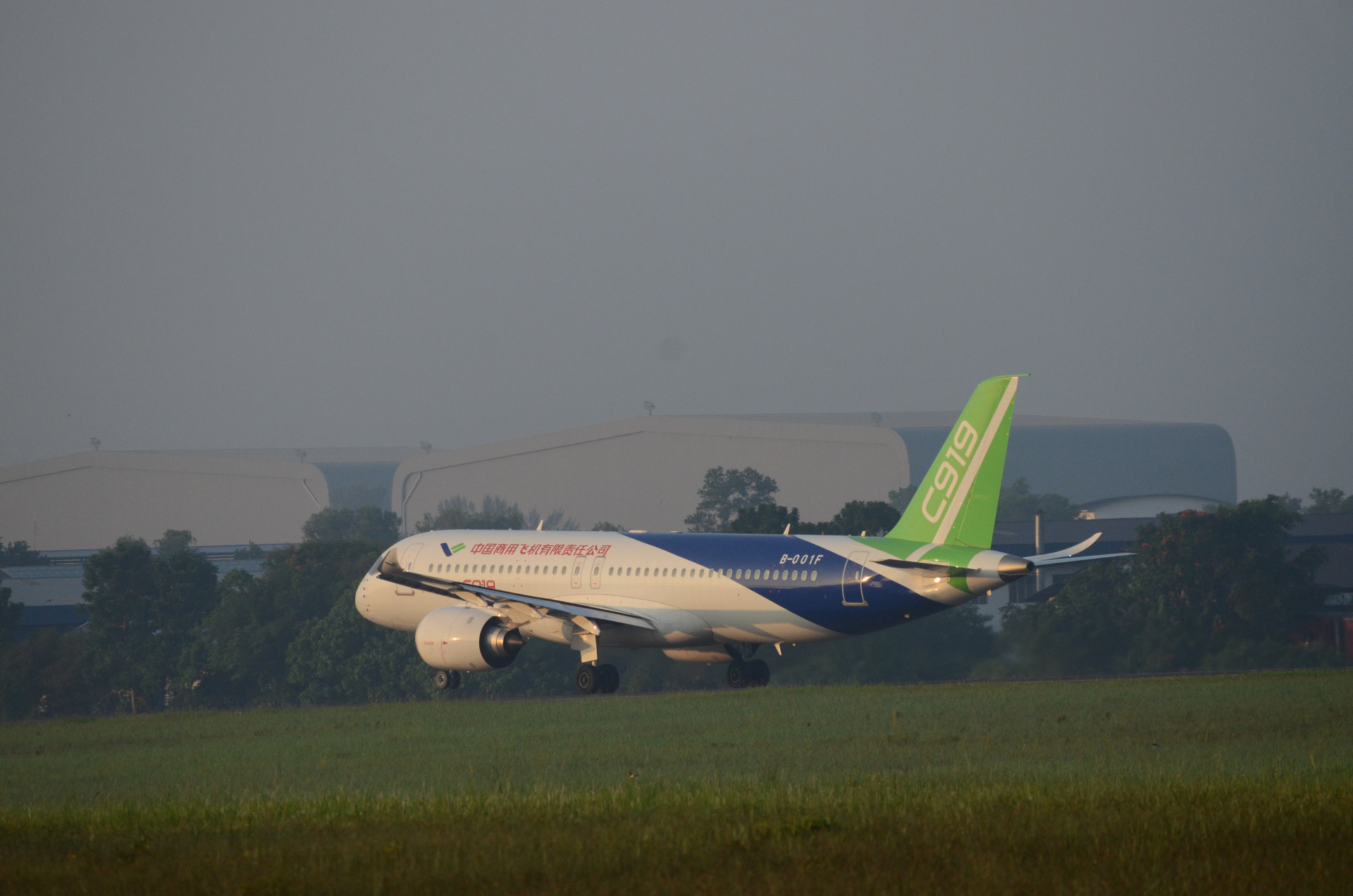 ARJ-21客机升空飞行，飞返中国。（照片独家）