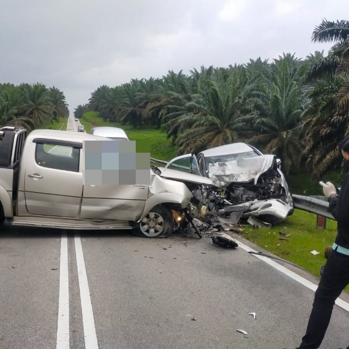 货卡撞上轿车，导致两名司机伤重死亡。