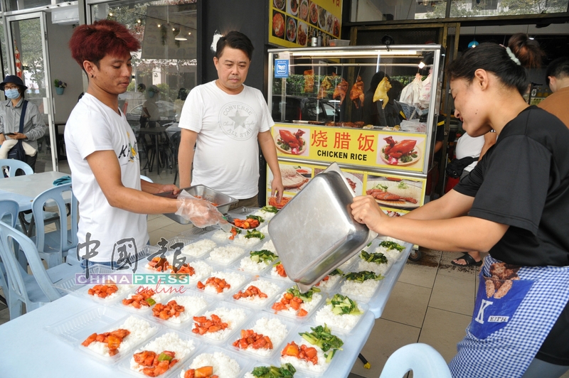“香香小馆”平常也有对外承包煮食工作，接获不少慈善机构与会活动组织，包括教会的饭盒订单。