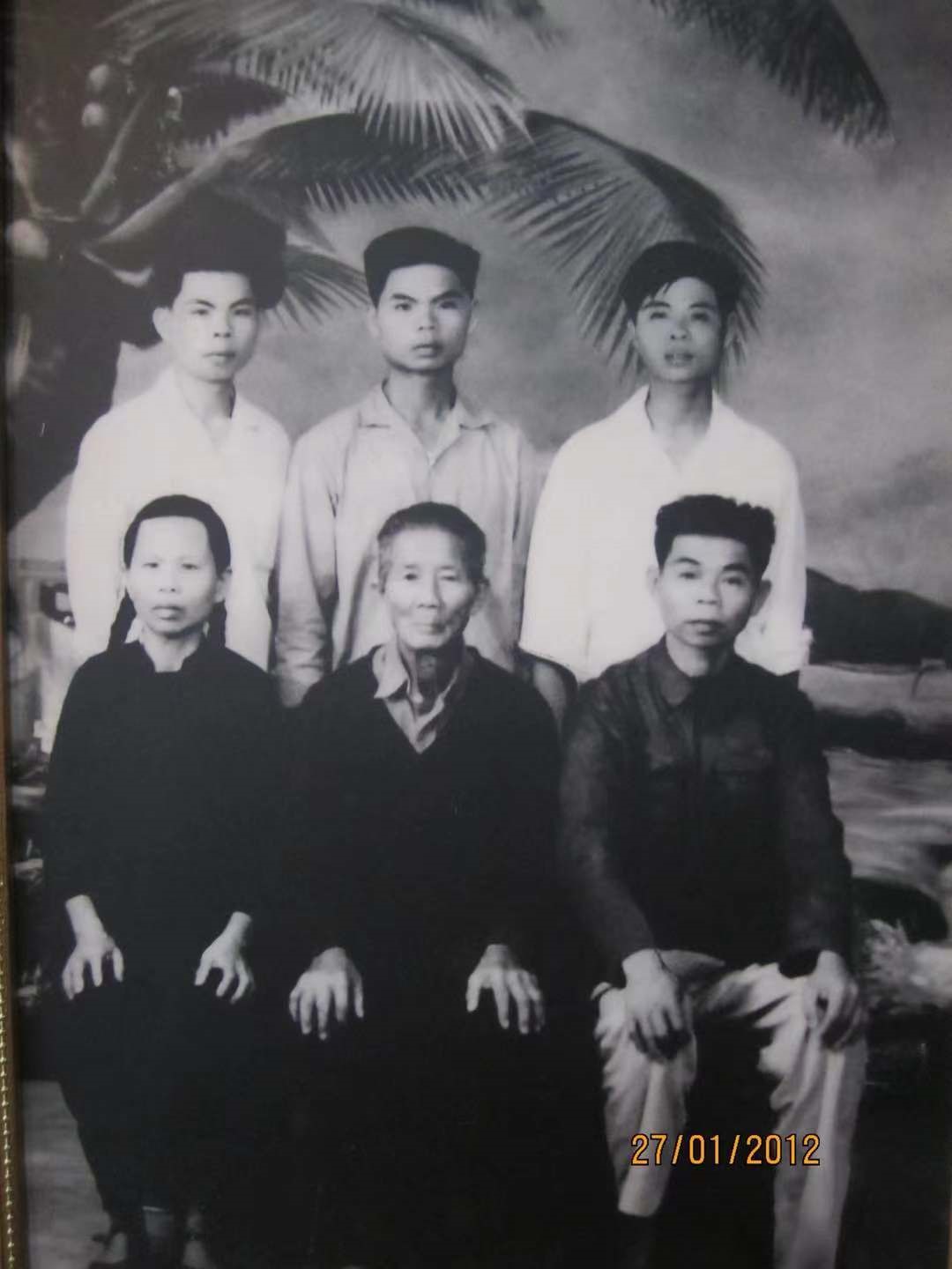 冯名亨（坐者中）与中国亲人的全家福；坐者右为长子冯荣光；左为冯荣光妻子官秀梅。