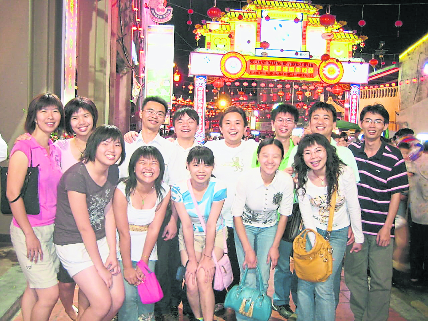 冯名亨海内外孙辈到马六甲鸡场街文化坊观光。