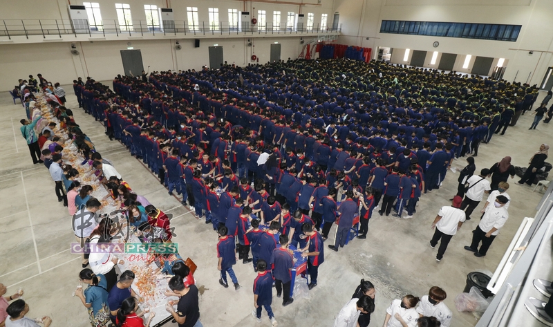 超过1400人聚集在芙蓉振华国民型中学二校，共同完成千人分子料理捞生创举。
