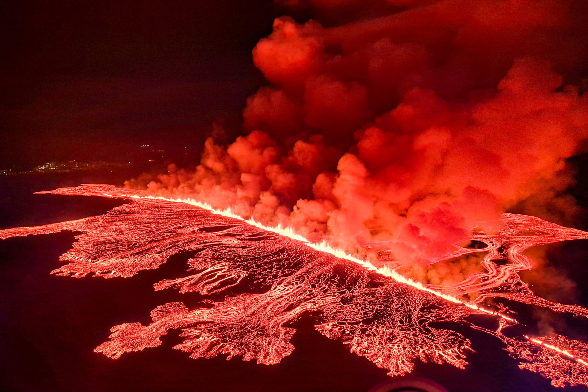 火山爆发后，熔岩立刻涌出地面，并迅速向四周扩散。（法新社）