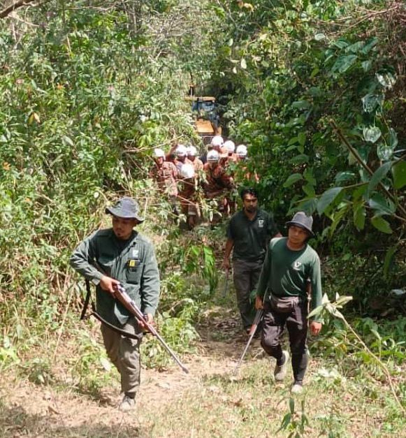 国家公园及野生动物保护局职员遭野象攻击，拯救队伍进入森林区施援。