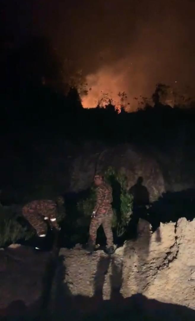 消拯员展开灌救行动至深夜，才成功控制火势蔓延。