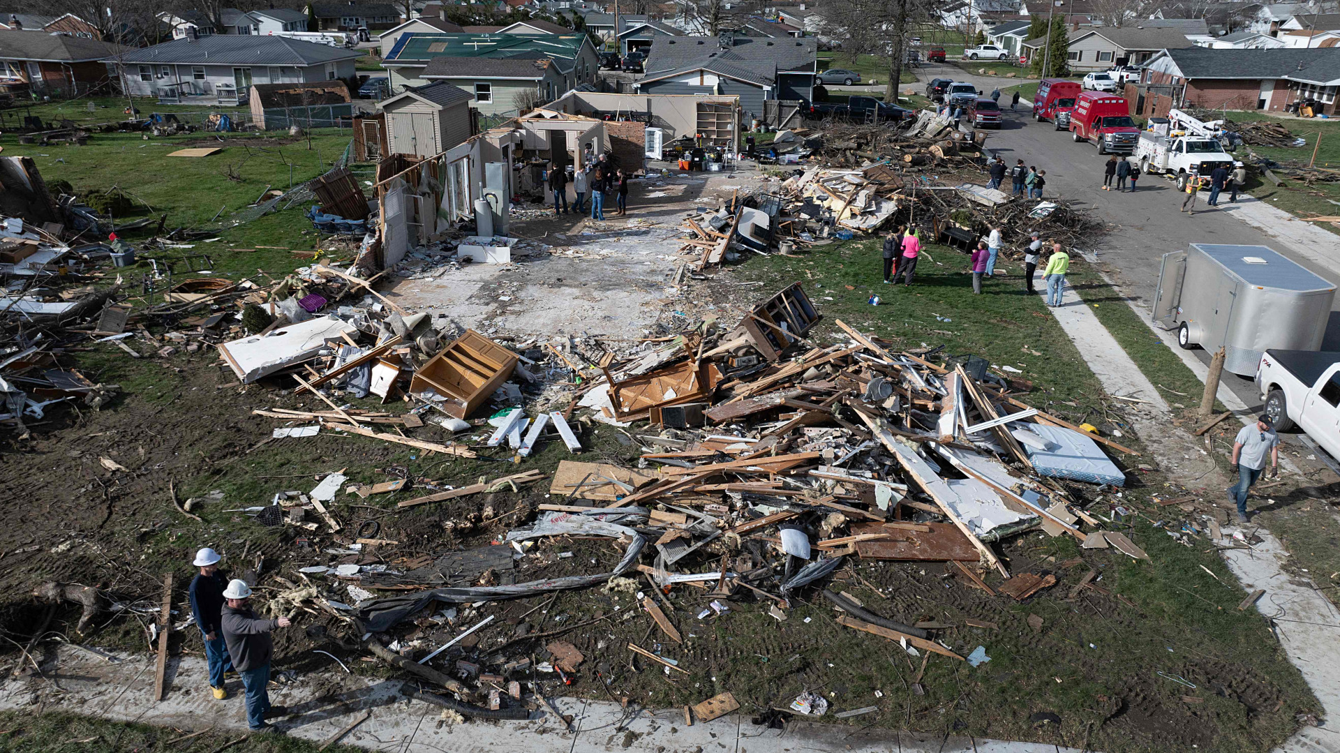 航拍图显示， 美国印第安纳州温彻斯特市遭龙卷风侵袭后，房屋严重损毁，夷为平地， 满目疮痍。（法新社）