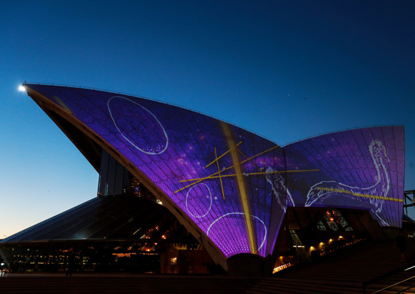 <b>悉尼歌剧院灯光秀</b>－－　“水之光”灯光秀周二在澳洲悉尼歌剧院上演。灯光秀单次时长6分钟，讲述澳洲亚原住民的故事，将持续到3月底。（新华社）
