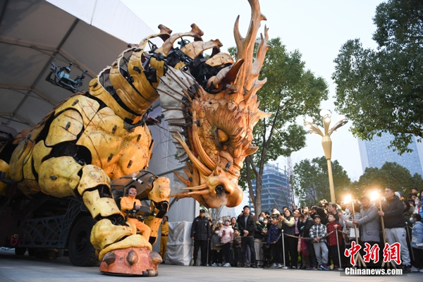 <b>机械装置“龙马精神”</b>－－　大型机械装置艺术品“龙马精神”3月7日在浙江杭州武林广场进行告别秀演出，吸引民众观看。“龙马精神”于2014年为纪念中法建交50周年而设计制作。“龙马精神”长度近18公尺、宽5公尺、腾起高度超过12公尺重达50吨，于去年6月30日晚在杭州首秀。 （中新网）
