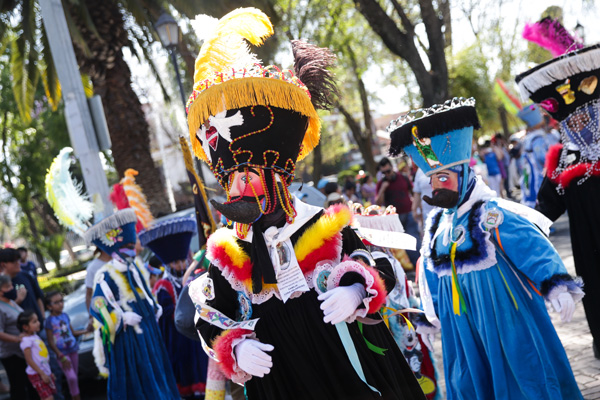 <b>狂欢节游行</b>－－　墨西哥首都墨西哥城的霍奇米尔科，人们周五参与狂欢节游行。在墨西哥首都郊区小城霍奇米尔科，狂欢节游行有古老的传统。参与者穿着天鹅绒长袍、头戴面具和帽子，在街道上伴随音乐跳舞。（新华社）
