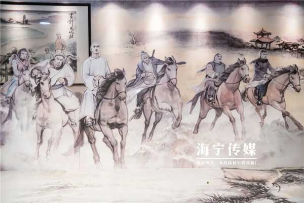 画家李志清为展览绘制画作。
