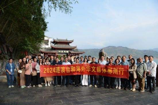 45家华文媒体在东江湖来张全家福。