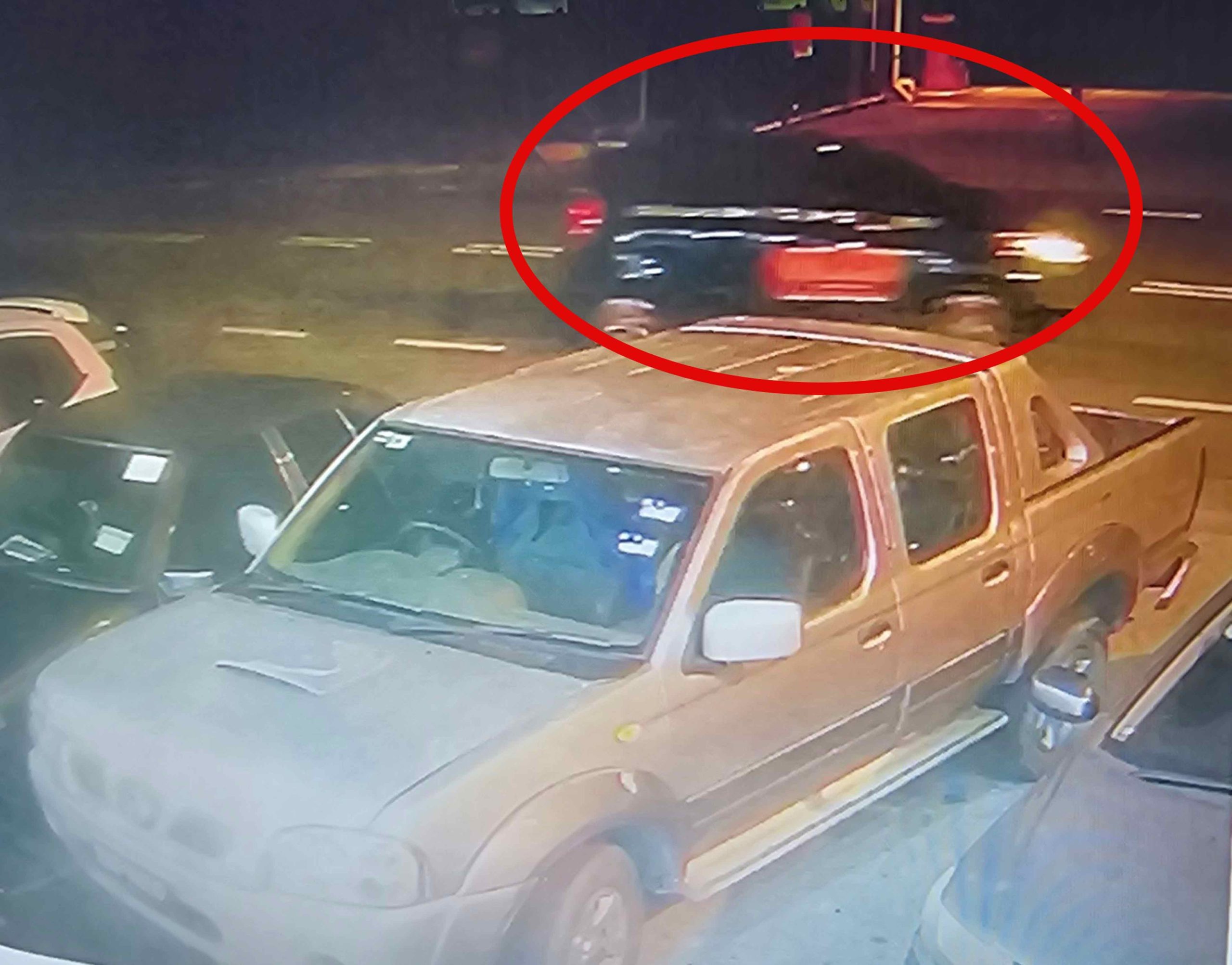 闭路电视摄下疑嫌犯乘坐的轿车。（警方提供）