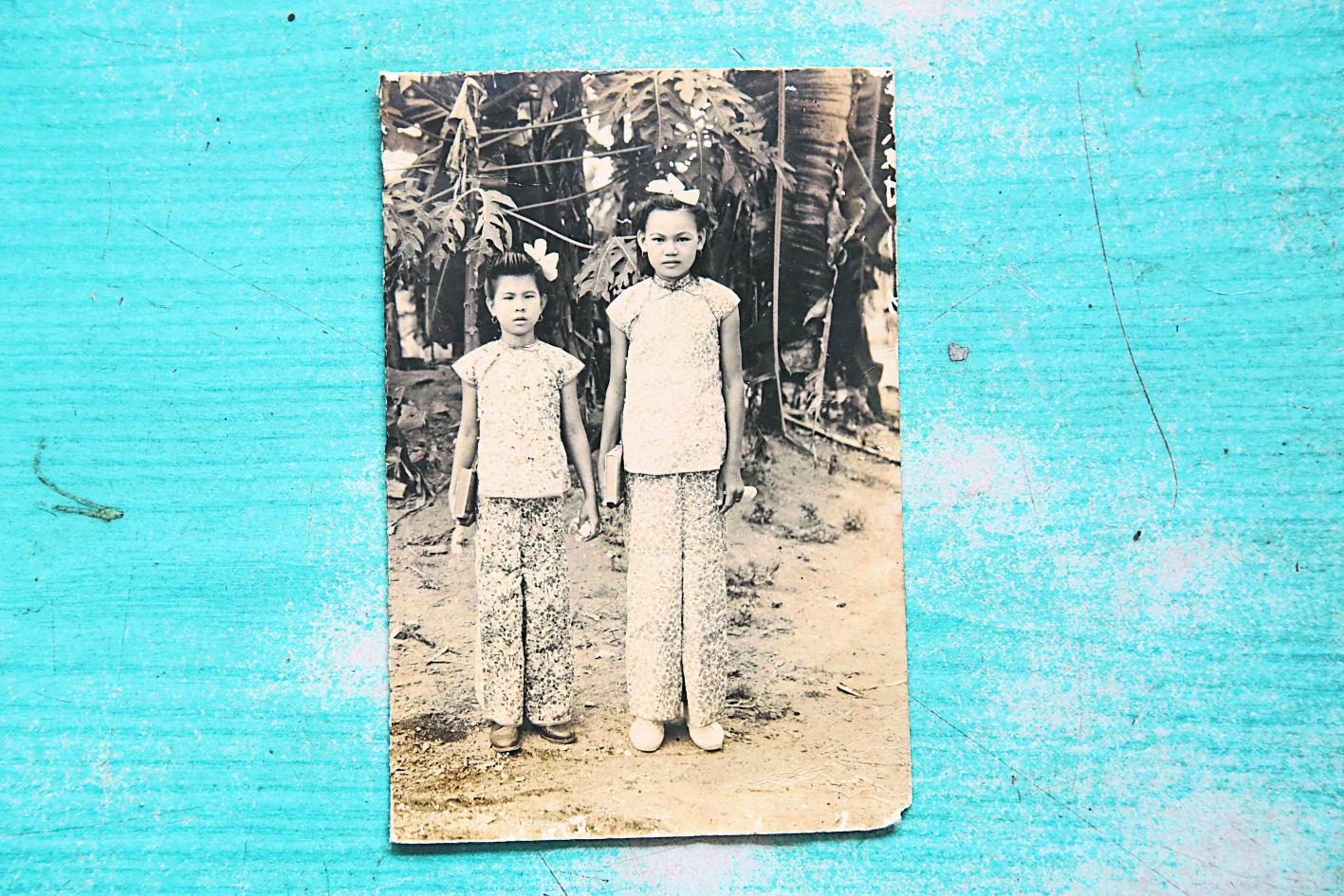 李英（右）小时和表妹在马来西亚的合照。