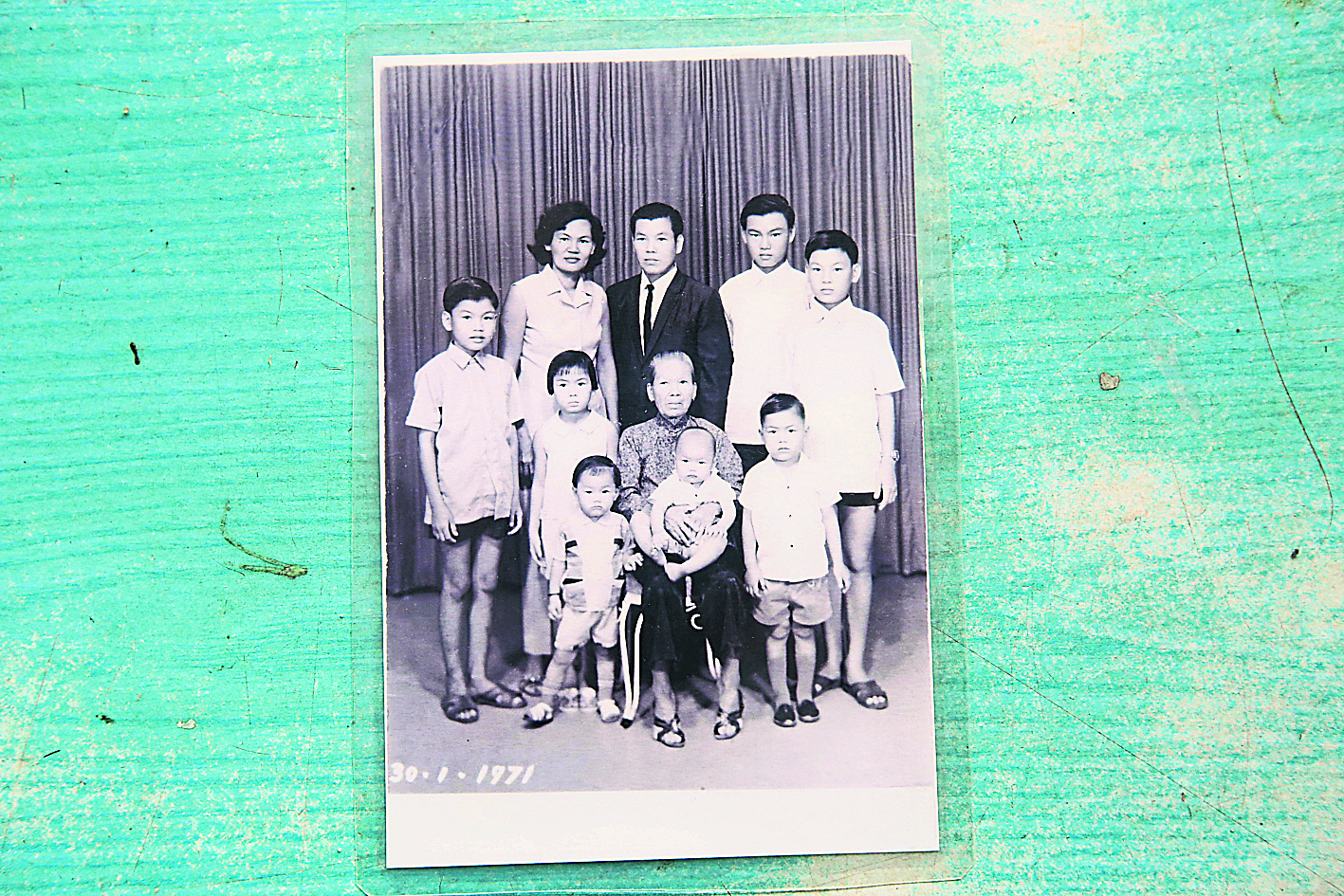 李英（后排左2起）与已故丈夫陈德的全家照，右为陈志华。