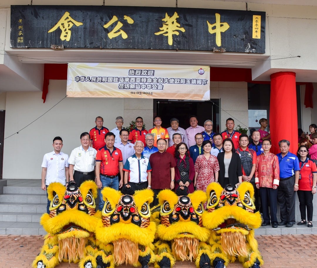 欧阳玉靖（前排左5）首次到访新山中华公会交流。