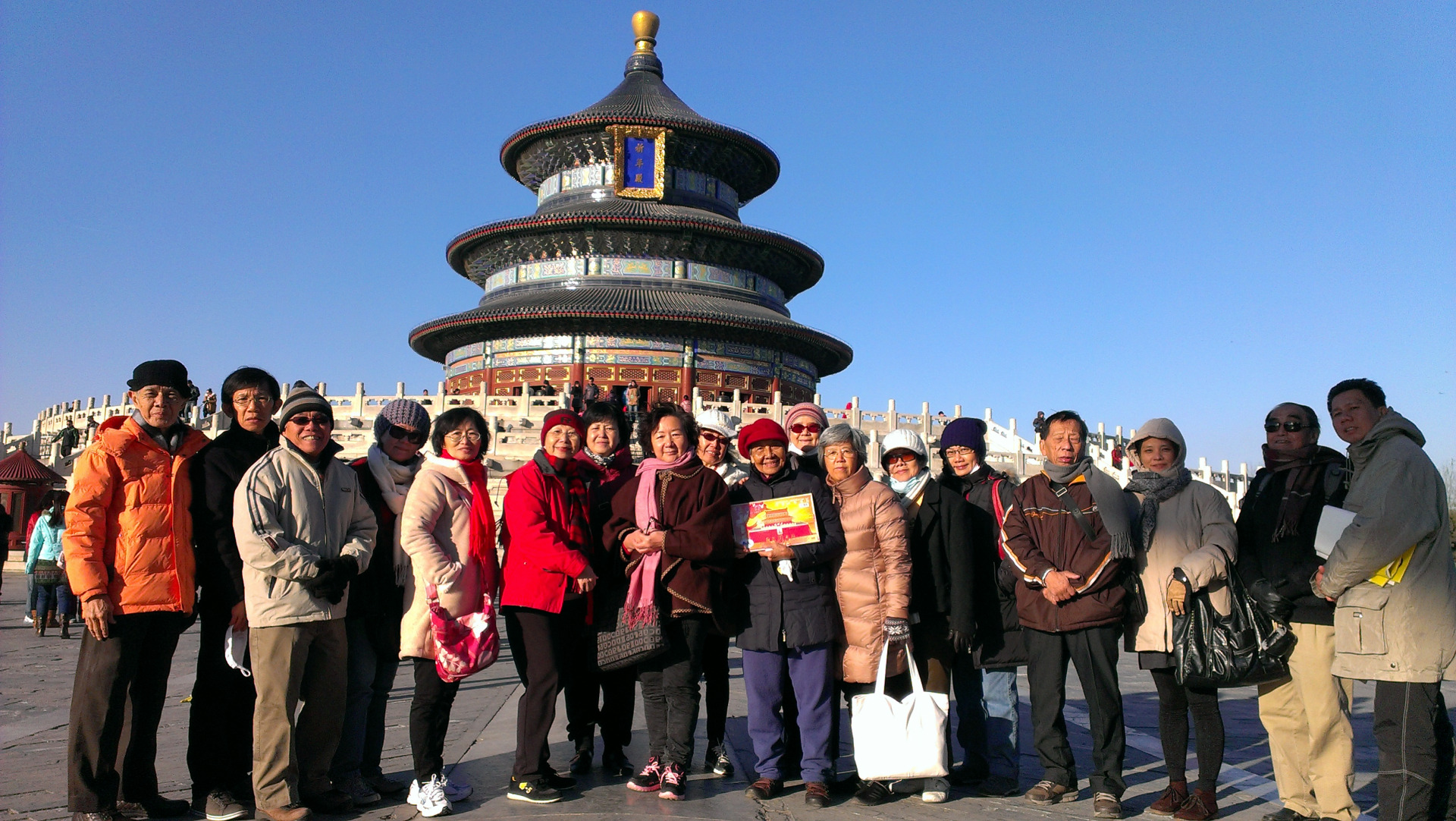 王谦怡（右2）与友好旅游北京天坛。